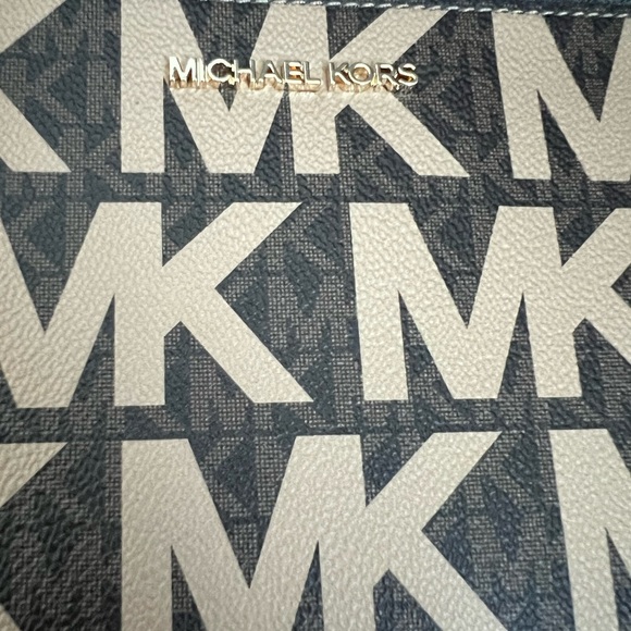 NWT MICHAEL KORS LARGE ZIP CHARM CLUTCH WRISTLET - Picture 8 of 8